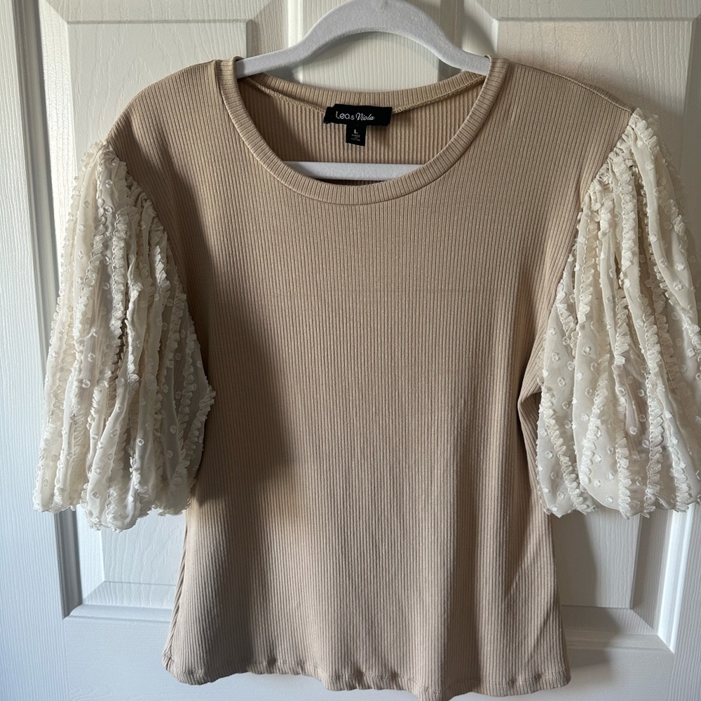 Lea & Viola Women’s top with sleeve detail